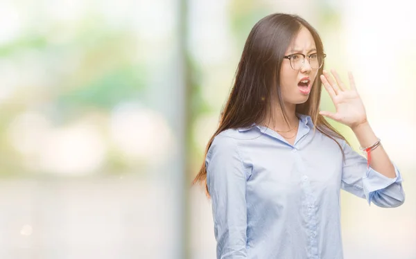 Joven Mujer Negocios Asiática Con Gafas Sobre Fondo Aislado Gritando —  Fotos de Stock