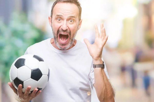 中年白髪年配の男性サッカー サッカー ボールを持って笑顔で叫んで勝利を祝って背景非常に幸せと興奮 受賞式を分離し 手を上げた — ストック写真