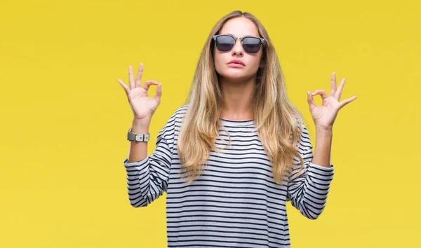 Jovem Mulher Loira Bonita Usando Óculos Sol Sobre Fundo Isolado — Fotografia de Stock