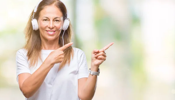 Μέση Ηλικία Ακούγοντας Μουσική Φορώντας Ακουστικά Πέρα Από Απομονωμένο Υπόβαθρο — Φωτογραφία Αρχείου
