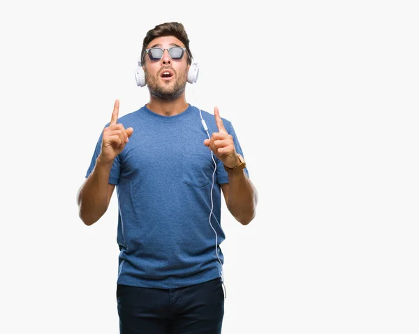 Joven Hombre Guapo Con Auriculares Escuchando Música Sobre Fondo Aislado —  Fotos de Stock