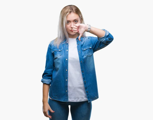 Mujer Rubia Joven Sobre Fondo Aislado Buscando Infeliz Enojado Mostrando — Foto de Stock