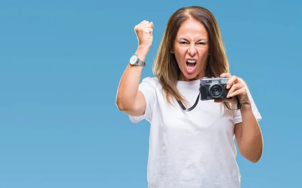 Mujer Hispana Mediana Edad Tomando Fotos Usando Cámara Fotos Vintage — Foto de Stock