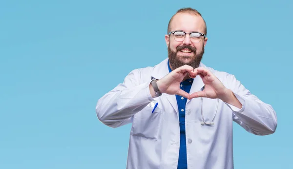 笑みを浮かべて孤立の背景の上医療白衣を着た若い白人医師男はハートマークを表示を愛し 手で形作る ロマンチックな概念 — ストック写真