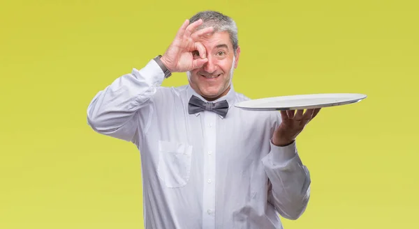 Przystojny Kelner Starszy Człowiek Gospodarstwa Srebrna Taca Białym Tle Szczęśliwy — Zdjęcie stockowe