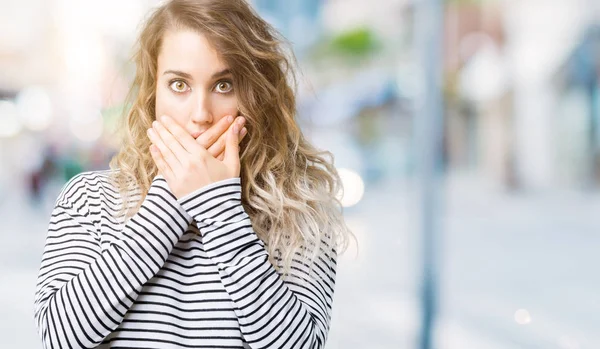 Schöne Junge Blonde Frau Trägt Streifen Pullover Über Isoliertem Hintergrund — Stockfoto