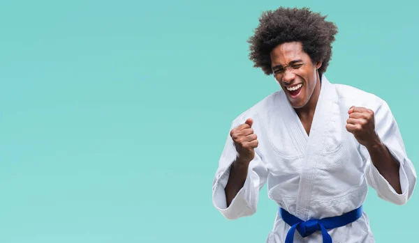 Hombre Afroamericano Usando Kimono Karate Sobre Fondo Aislado Muy Feliz — Foto de Stock