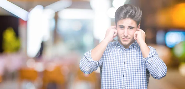 Młody Przystojny Biznesmen Białym Tle Obejmujące Uszy Palcami Zirytowany Wyrażenie — Zdjęcie stockowe