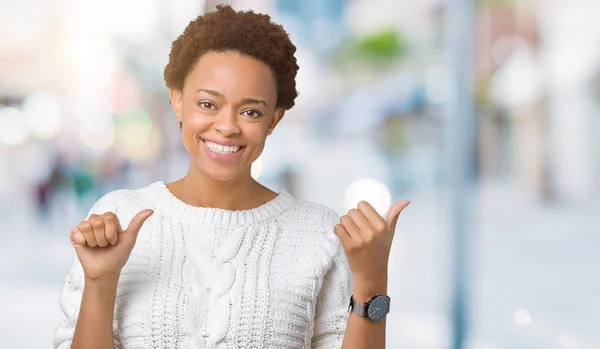 Vackra Unga Afroamerikanska Kvinnan Bär Tröja Över Isolerade Bakgrund Pekar — Stockfoto