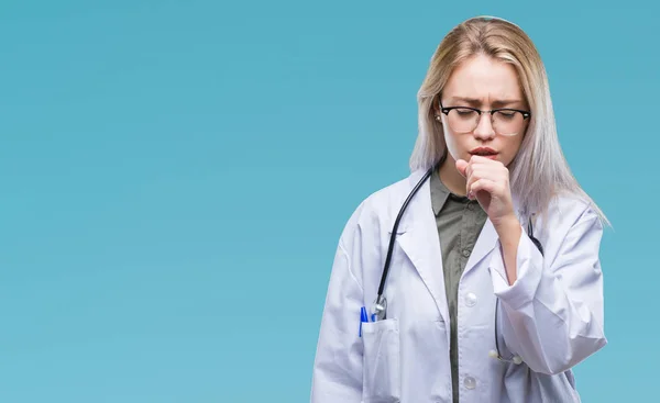 Jonge Blonde Dokter Vrouw Geïsoleerde Achtergrond Gevoel Onwel Hoesten Als — Stockfoto