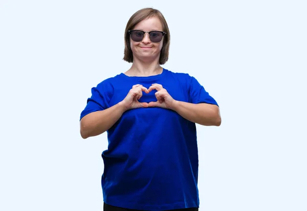 Genç Yetişkin Kadın Sendromlu Aşık Kalp Simgesi Elleriyle Şekil Gösteren — Stok fotoğraf