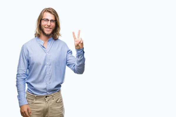 Homem Bonito Jovem Com Cabelos Longos Usando Óculos Sobre Fundo — Fotografia de Stock