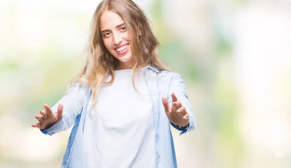 Linda Jovem Loira Sobre Fundo Isolado Olhando Para Câmera Sorrindo — Fotografia de Stock