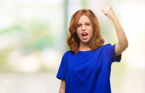 Giovane Bella Donna Sfondo Isolato Arrabbiato Pazzo Alzando Pugno Frustrato — Foto Stock