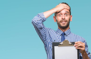 Pano kafa üzerinde el ile vurguladı izole arka plan üzerinde tutan genç yakışıklı iş adamı şok utanç ve sürpriz suratla, öfkeli ve sinirli. Korku ve hata için üzgün.