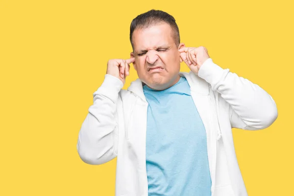 騒々しい音楽のノイズの腹式指で耳を覆う孤立の背景の上のスエット シャツを着て中年のアラブ人 聴覚障害者の概念 — ストック写真