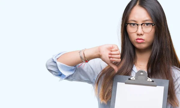 Joven Mujer Negocios Asiática Sosteniendo Portapapeles Sobre Fondo Aislado Con —  Fotos de Stock