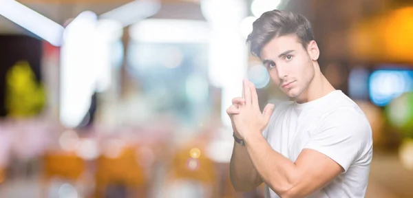 Joven Hombre Guapo Con Camiseta Blanca Sobre Fondo Aislado Sosteniendo —  Fotos de Stock