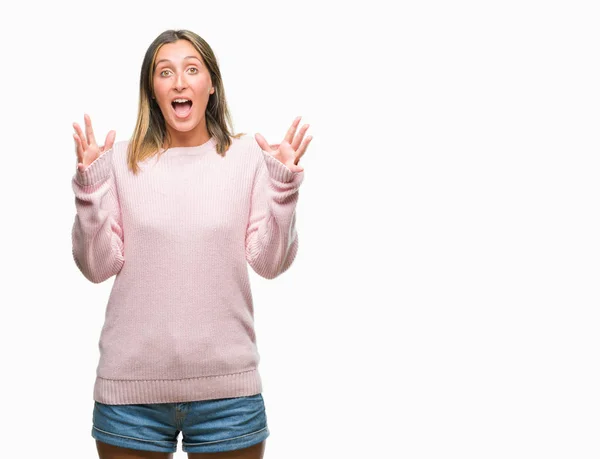 Giovane Bella Donna Indossa Maglione Invernale Sfondo Isolato Celebrando Pazzo — Foto Stock