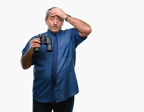 Hombre Mayor Guapo Mirando Través Prismáticos Sobre Fondo Aislado Estresado —  Fotos de Stock