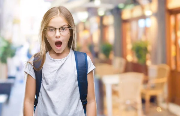 年轻美丽聪明的学生女孩背着背包在孤立的背景害怕和震惊与惊喜的表情 恐惧和兴奋的脸 — 图库照片