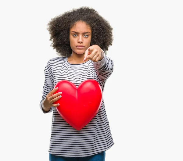 Jovem Afro Americana Segurando Coração Vermelho Amor Sobre Fundo Isolado — Fotografia de Stock