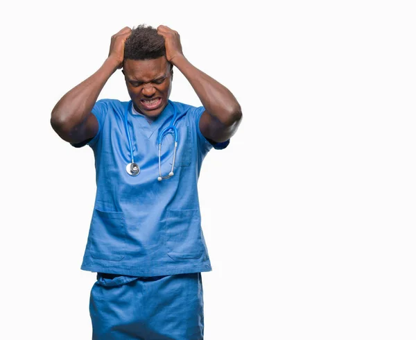 Jovem Médico Afro Americano Sobre Fundo Isolado Vestindo Uniforme Cirurgião — Fotografia de Stock