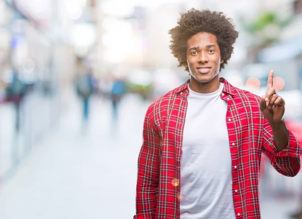 Afroamerikanischer Mann Über Isoliertem Hintergrund Der Mit Finger Nummer Eins — Stockfoto