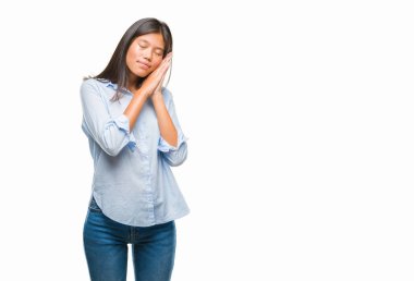 Genç Asyalı iş kadını uyku yorgun hayal ve ile gülümseyen gözleri kapalı iken ellerle birlikte poz izole arka plan üzerinde.