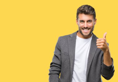 Genç yakışıklı iş adamı mutlu yaşasın el ile jest yapıyor izole arka plan üzerinde. Kameraya bakarak başarı gösteren ile ifade onaylama.