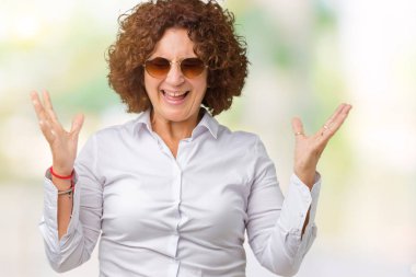 Arka plan deli kutluyor güzel orta ager üst düzey iş kadını üzerinde güneş gözlüğü takıyor izole ve crazy arms ile başarı için kaldırdı ve heyecanlı çığlık gözler kapalı. Kazanan kavramı