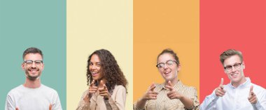 Kolaj bir grup insan için fotoğraf makinesi ile mutlu ve komik yüz parmakları işaret renkli arka plan üzerinde izole. İyi enerji ve vibes.