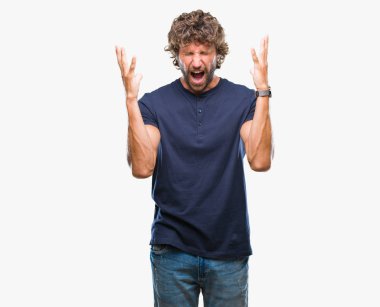 Yakışıklı İspanyol model adam arka plan deli kutluyor izole ve crazy arms ile başarı için kaldırdı ve heyecanlı çığlık gözler kapalı. Kazanan kavramı