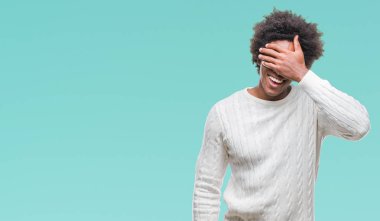 Afro Amerikalı adam gülümsüyor ve gözleri için sürpriz kapsayan yüz el ile gülüyor izole arka plan üzerinde. Kör kavramı.