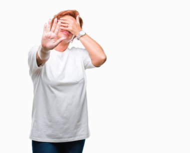 Atrractive üst düzey beyaz Kızıl saçlı kadın izole elleriyle gözlerini kapsayan arka plan ve stop jest ile acı ve korku ifadesi. Utandım ve negatif kavramı.