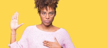 Güzel genç Afro-Amerikan kadın gözlük üzerinde arka izole göğüs ve bir sadakat sözü yemin yapma avuç, el ile küfür