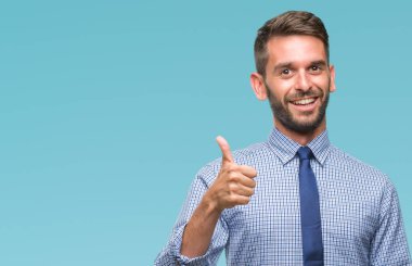 Genç yakışıklı iş adamı mutlu yaşasın el ile jest yapıyor izole arka plan üzerinde. Kameraya bakarak başarı gösteren ile ifade onaylama.