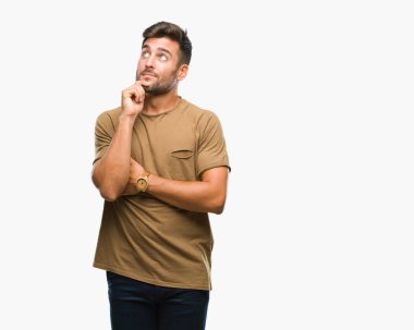 Yakışıklı delikanlı çene düşünme hakkında soru, dalgın ifade üzerine el ile izole arka plan üzerinde. Düşünceli yüzüyle gülümsüyor. Şüphe kavramı.