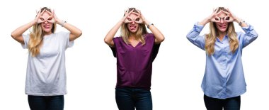 Kolaj genç güzel sarışın kadının dilini dışarı, parmaklarının arasından baktığını dürbün gibi ok jest yapıyor izole arka plan üzerinde. Deli ifade.