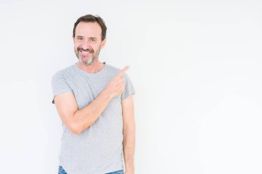 Yakışıklı komuta sizde izole arka neşeli bir gülümseme ile el ve parmak kadar yan yüzünde mutlu ve doğal ifade ile işaret yüz üzerinden