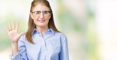 Gösterilen arka plan üzerinde gözlük güzel orta yaş olgun iş kadını izole ve parmakları ile işaret kendinden emin ve mutlu gülümseyerek süre beş numara.
