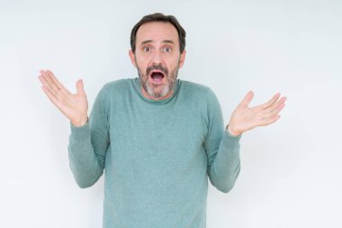 Komuta sizde izole arka plan clueless ve şaşkın bir ifadeyle kollar ve eller ortaya çıkar üzerinden. Şüphe kavramı.