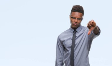 Mutsuz ve kızgın ret gösterilen ve başparmak aşağı hareketi ile negatif seyir izole arka plan üzerinde genç Afro-Amerikalı iş adamı. Kötü ifade.