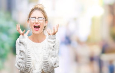Genç güzel sarışın kadın üzerinde gözlük takan arka plan deli izole ve deli bağırarak ve agresif ifade ve silah kaldırdı bağırıyor. Hayal kırıklığı kavramı.