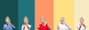 Genç güzel sarışın kadın canlı renkli vintage çizgili izole arka kamera zafer işareti yapıyor parmak gösteren seyir gülümseyen yüzünden kolaj. İki numaralı.