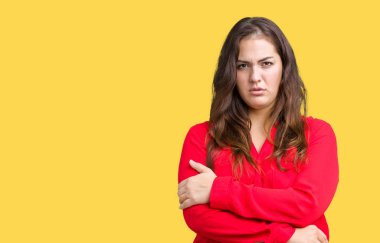 Artı boyutu genç iş kadını izole arka plan şüpheci üzerinde güzel ve sinir, çapraz kolları olan yüzündeki ifade onaylamayan. Negatif kişi.