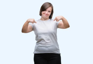 Yüzünde gülümseme ile kendinden emin görünüyorsun, kendini gururlu ve mutlu parmakları ile işaret izole arka plan üzerinde down sendromlu Genç Yetişkin kadın.