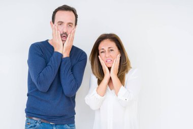 Güzel orta yaş kaç yüz, depresyon ve üzüntü, kapsayan bıktınız eller izole arka plan üzerinde aşk içinde üzgün ve sorun için tahriş