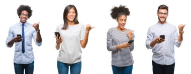 Kolaj insanlar manifatura işaret ve başparmak kadar mutlu yüz gülümseyen tarafı ile gösteren izole arka plan üzerinde smartphone kullanarak ileti gönderme