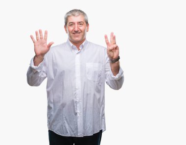 Üst düzey yakışıklı gösteren ve parmakları ile işaret izole arka plan üzerinde kendinden emin ve mutlu gülümseyerek süre sekiz numara.